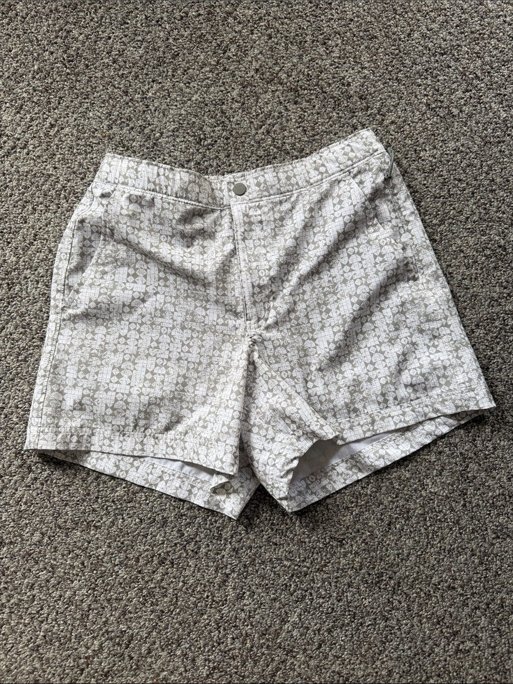Men's Athletic Shorts in Light Gray Geometric Print